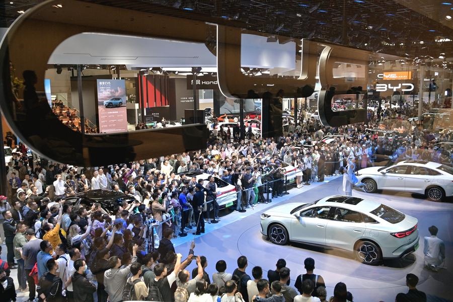 5月4日，參觀者在2024北京車展比亞迪品牌展臺參觀。新華社記者 尹棟遜 攝