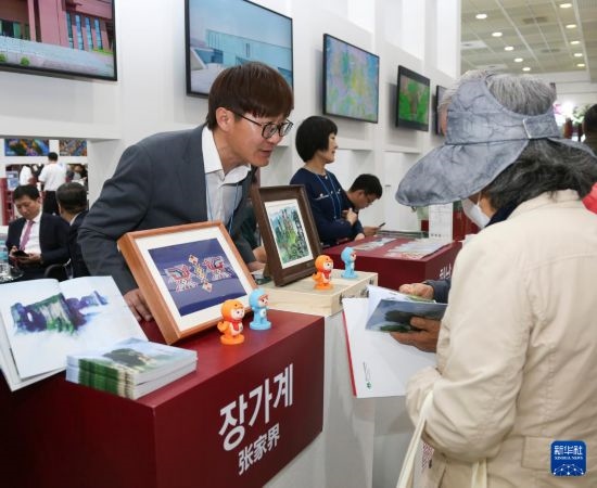 5月9日，在韓國(guó)首爾舉行的首爾國(guó)際旅游展上，參觀者在中國(guó)展區(qū)咨詢。新華社記者 姚琪琳 攝
