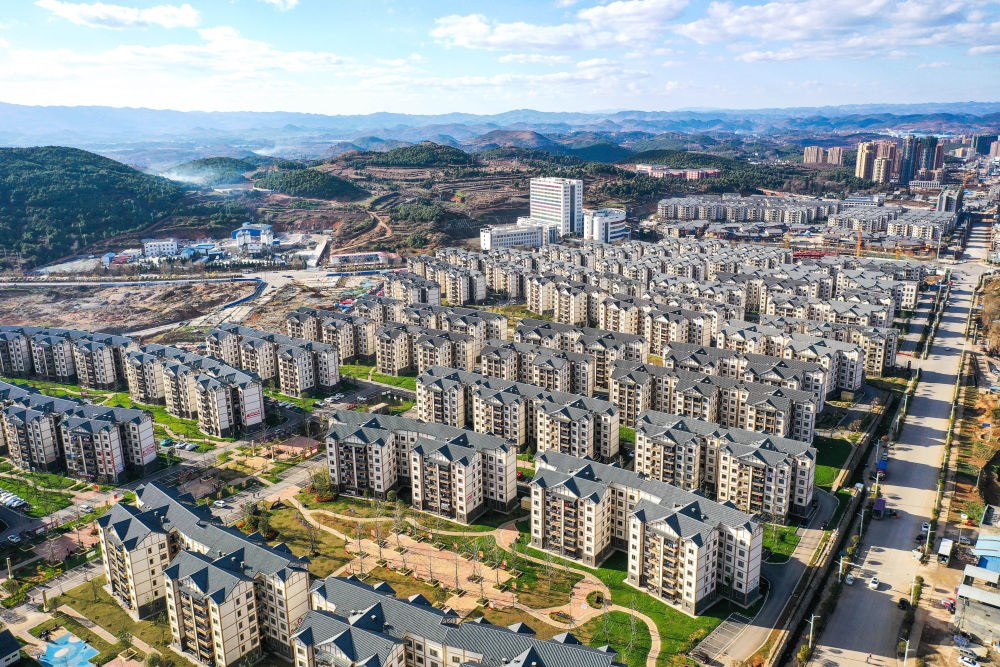 貴州省威寧縣五里崗街道朝陽(yáng)新城易地扶貧搬遷安置小區(qū)（2021年11月28日攝，無(wú)人機(jī)照片）。新華社記者 楊文斌 攝