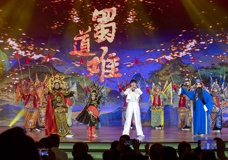 2023年10月13日，成都，“把青春華章寫(xiě)在祖國(guó)大地上”大思政課網(wǎng)絡(luò)主題宣傳和互動(dòng)引導(dǎo)活動(dòng)在四川大學(xué)舉行。