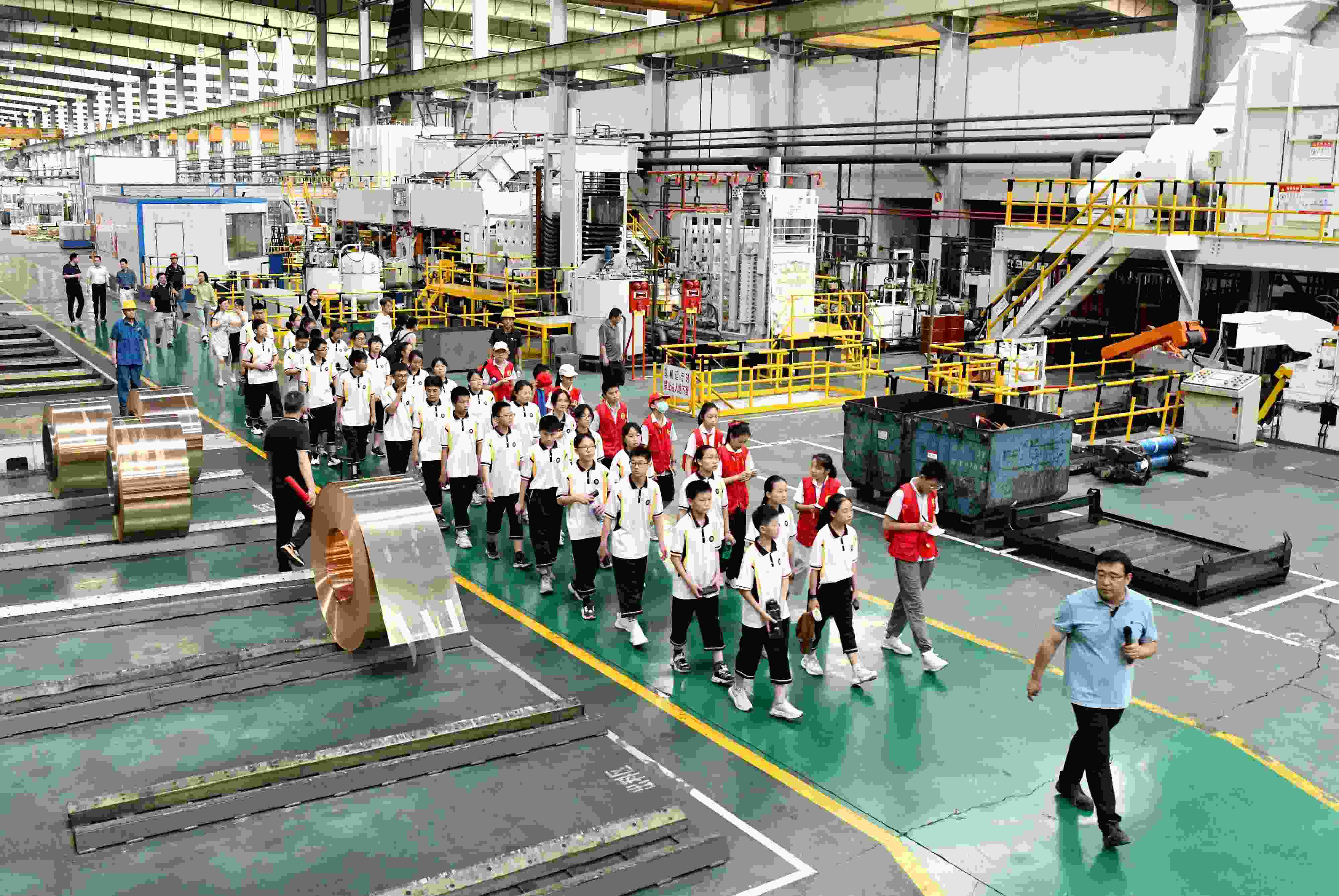 2023年6月9日，在安徽省銅陵一家公司的銅板帶制造車間，銅陵市第七中學(xué)學(xué)生在上“行走的思政課”。