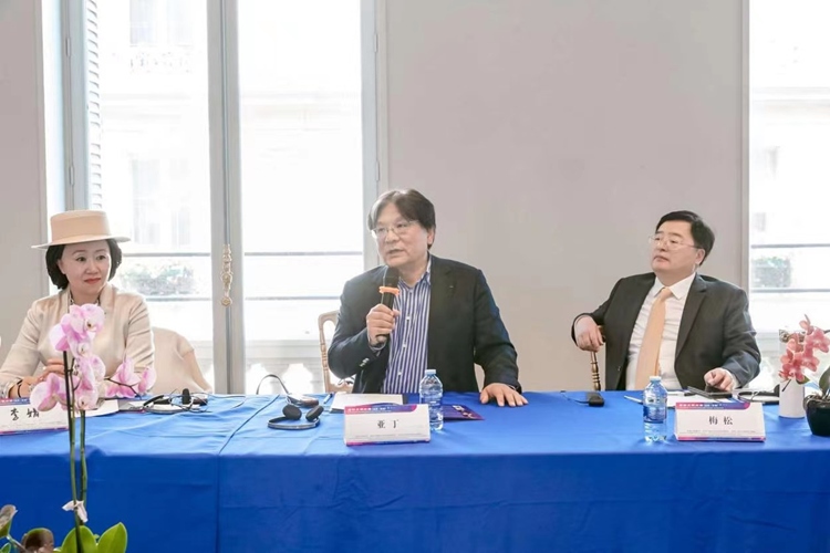 法中交流促進(jìn)會(huì)會(huì)長(zhǎng)、作家、翻譯家、法國(guó)最高榮譽(yù)騎士勛章獲得者亞丁發(fā)言（圖片：中國(guó)傳媒大學(xué)