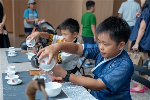新加坡孩子們在活動現(xiàn)場體驗學習茶藝。新加坡中國文化中心供圖