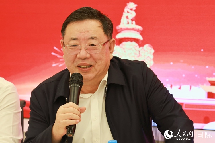 山東省泰安市委書記、市人大常委會主任楊洪濤在座談會上致辭。人民網記者 陳海琪攝