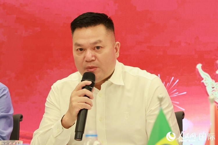 巴西和統會會長張小春在座談會上致辭。人民網記者 陳海琪攝