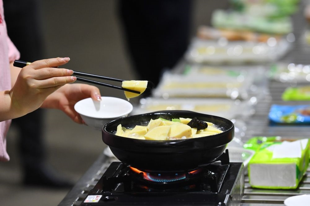 2024年5月9日，福建省三明市極野食品有限公司工作人員在試吃竹筍食品。新華社記者 姜克紅 攝