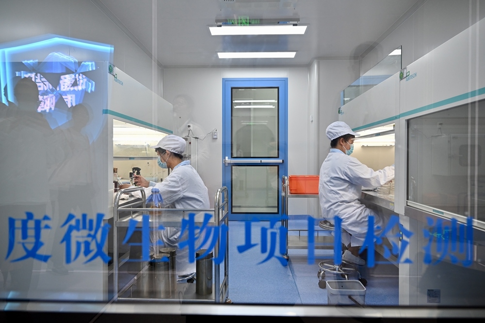 2024年5月8日，福建長富乳品有限公司工作人員在對乳品進(jìn)行微生物項(xiàng)目檢測。新華社記者 姜克紅 攝
