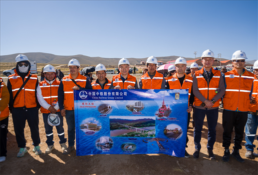 奧魯羅公路項目開工儀式現(xiàn)場，中國中鐵員工代表合影。中國中鐵供圖