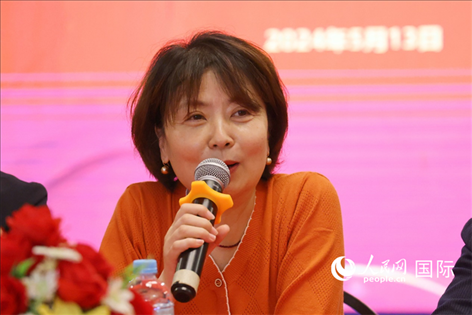 陜西省歸國(guó)華僑聯(lián)合會(huì)黨組成員、副主席兼秘書(shū)長(zhǎng)尚小紅在座談會(huì)上致辭。人民網(wǎng)記者 陳海琪攝