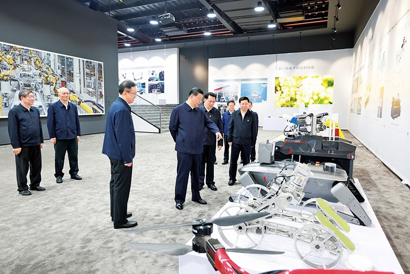 2024年4月22日至24日，中共中央總書記、國家主席、中央軍委主席習近平在重慶考察。這是22日下午，習近平參觀重慶科技創(chuàng)新和產業(yè)發(fā)展成果展示。 新華社記者 王曄/攝