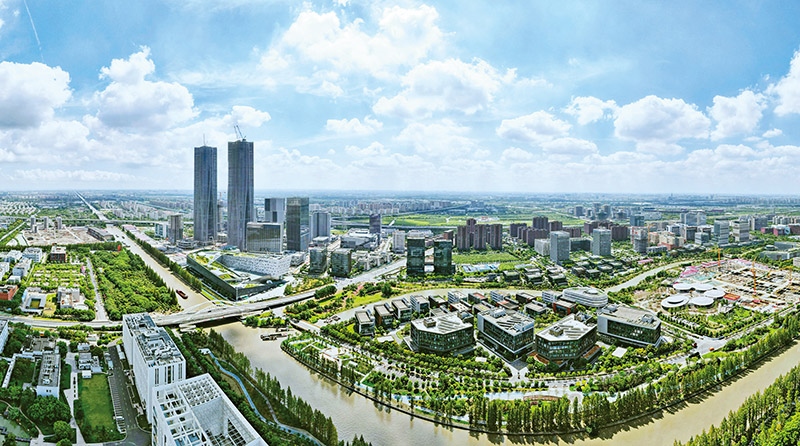 建立全國第一個(gè)國際貿(mào)易“單一窗口”，開設(shè)全國第一批自由貿(mào)易賬戶，設(shè)立全國第一家外商獨(dú)資醫(yī)院、第一家外商獨(dú)資公募基金公司、第一家外商獨(dú)資汽車制造企業(yè)……中國（上海）自由貿(mào)易試驗(yàn)區(qū)掛牌以來，誕生了若干個(gè)“全國第一”，在制造業(yè)、金融業(yè)等數(shù)十個(gè)開放領(lǐng)域，實(shí)現(xiàn)一批全國首創(chuàng)項(xiàng)目落地。圖為上海自貿(mào)區(qū)張江片區(qū)（2023年9月10日攝，無人機(jī)照片）。 新華社記者 方喆/攝