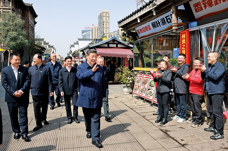 2024年3月18日至21日，中共中央總書記、國家主席、中央軍委主席習近平在湖南考察。這是19日上午，習近平在常德河街考察時，同店主和游客親切交流。 新華社記者 王曄/攝