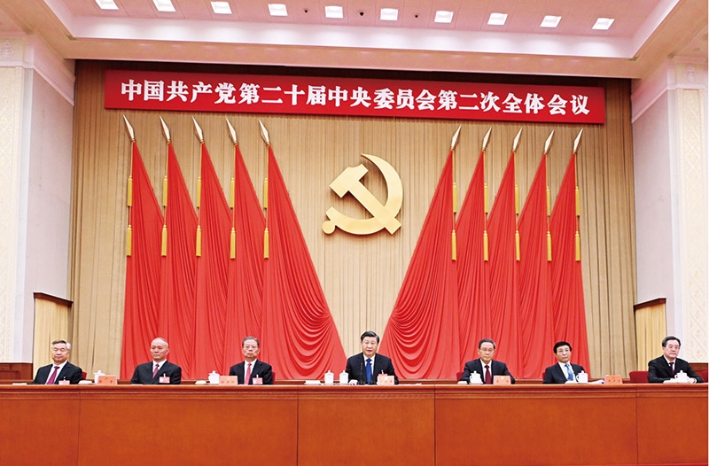 中國共產黨第二十屆中央委員會第二次全體會議，于2023年2月26日至28日在北京舉行。這是習近平、李強、趙樂際、王滬寧、蔡奇、丁薛祥、李希等在主席臺上。 新華社記者 謝環(huán)馳/攝