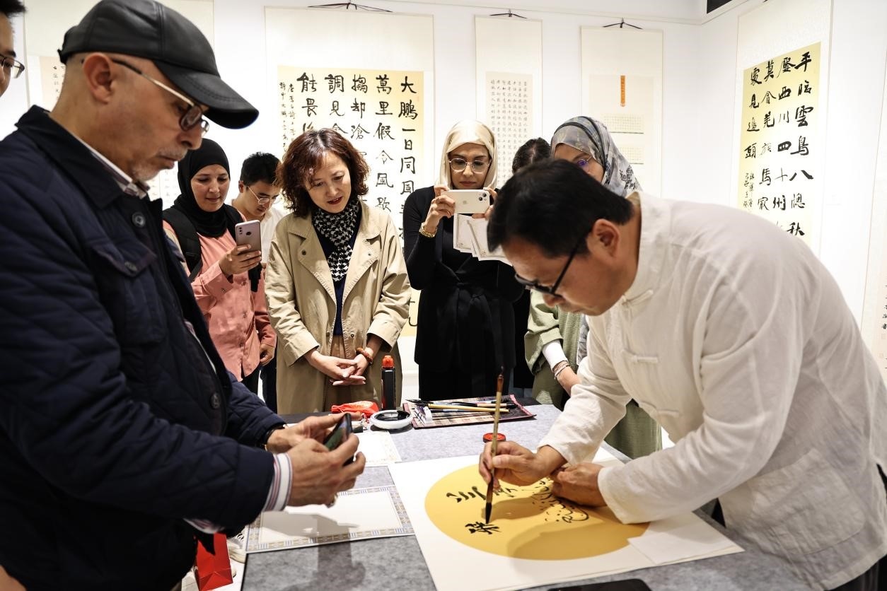 中摩書法老師在共同創(chuàng)作。拉巴特中國文化中心供圖