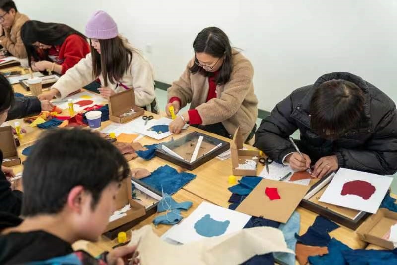 2024年2月，群眾在貴州省民族博物館老師帶領(lǐng)下開展拼布、拓印等非遺手工體驗(yàn)活動(dòng)。受訪者供圖