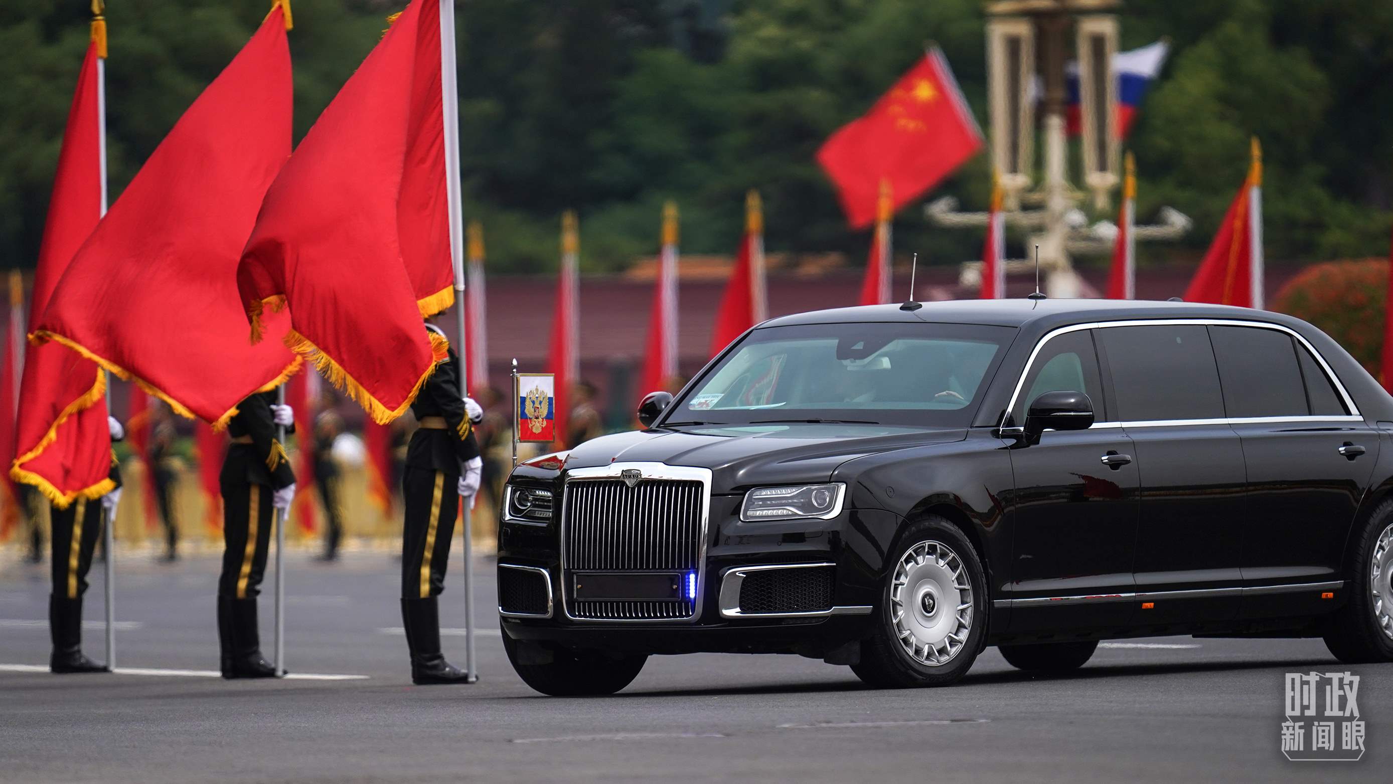 △普京總統(tǒng)乘車抵達(dá)歡迎儀式現(xiàn)場。（總臺國廣記者李晉拍攝）