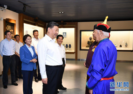 2019年7月15日，習(xí)近平總書(shū)記在赤峰博物館同古典民族史詩(shī)《格薩（斯）爾》非物質(zhì)文化遺產(chǎn)傳承人親切交談。