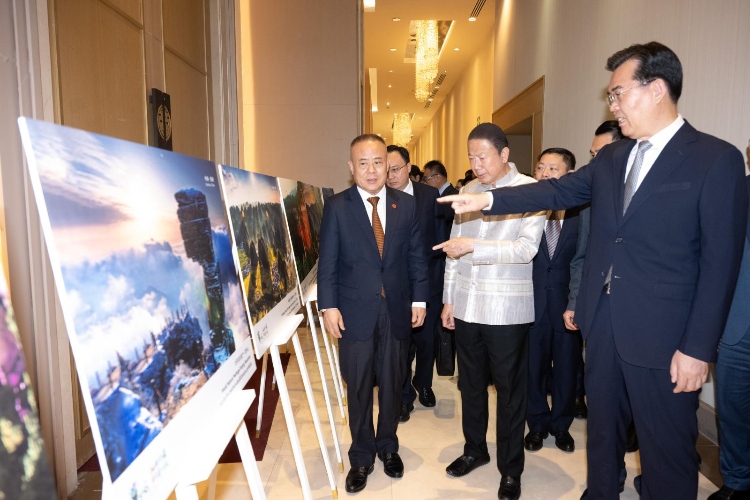貴州省長李炳軍（右一）向泰方介紹貴州旅游資源。泰國中華總商會(huì)供圖