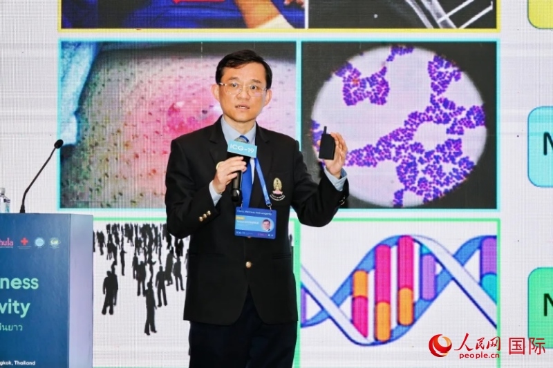 中國科學院院士、華大集團聯(lián)合創(chuàng)始人楊煥明發(fā)表主旨演講（人民網記者白元琪攝） 朱拉隆功大學醫(yī)學院副院長沃拉蘇克·肖特勒蘇克發(fā)表主旨演講（舉辦方供圖）
