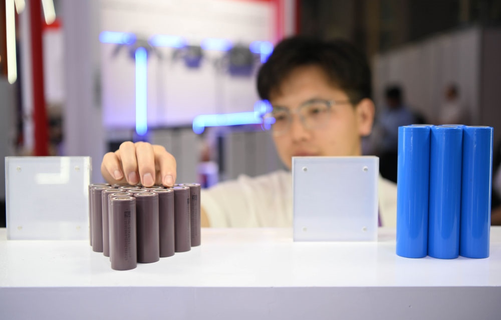 這是一家企業(yè)在第135屆廣交會上展出的鋰電池產(chǎn)品（2024年4月15日攝）。新華社記者 鄧華 攝