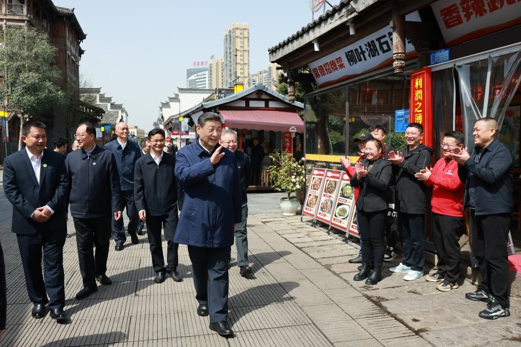 2024年3月19日上午，習(xí)近平總書記在湖南常德河街考察時(shí)，同店主和游客親切交流。新華社記者 王曄 攝