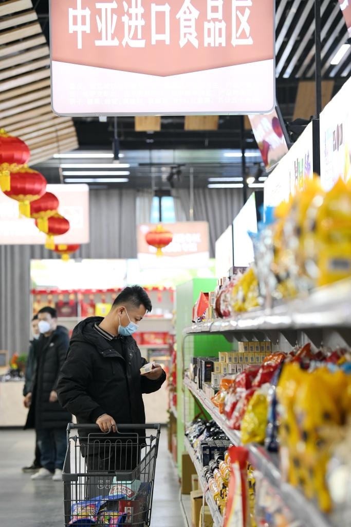在位于西安浐灞國(guó)際港的愛(ài)菊健康生活體驗(yàn)館，消費(fèi)者挑選中亞進(jìn)口食品。新華社記者李一博 攝