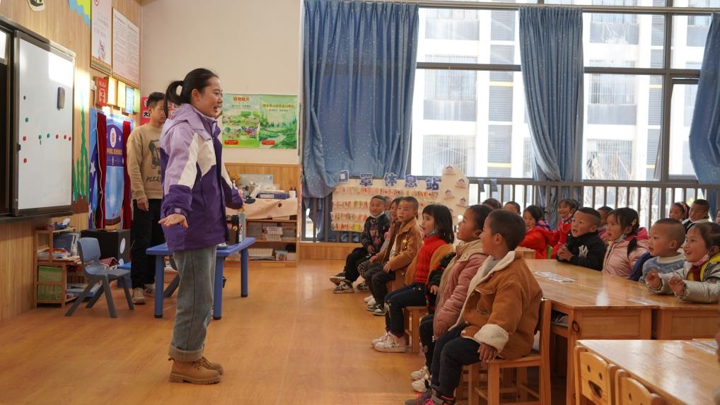  孩子們在昭覺縣易地扶貧搬遷縣城集中安置點沐恩邸社區(qū)幼兒園上課。新華社記者 尹恒 攝