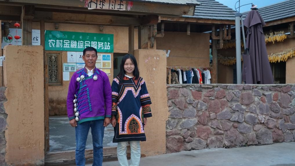 吉好有果和父親吉好也求在三河村新家合影。新華社記者 尹恒 攝