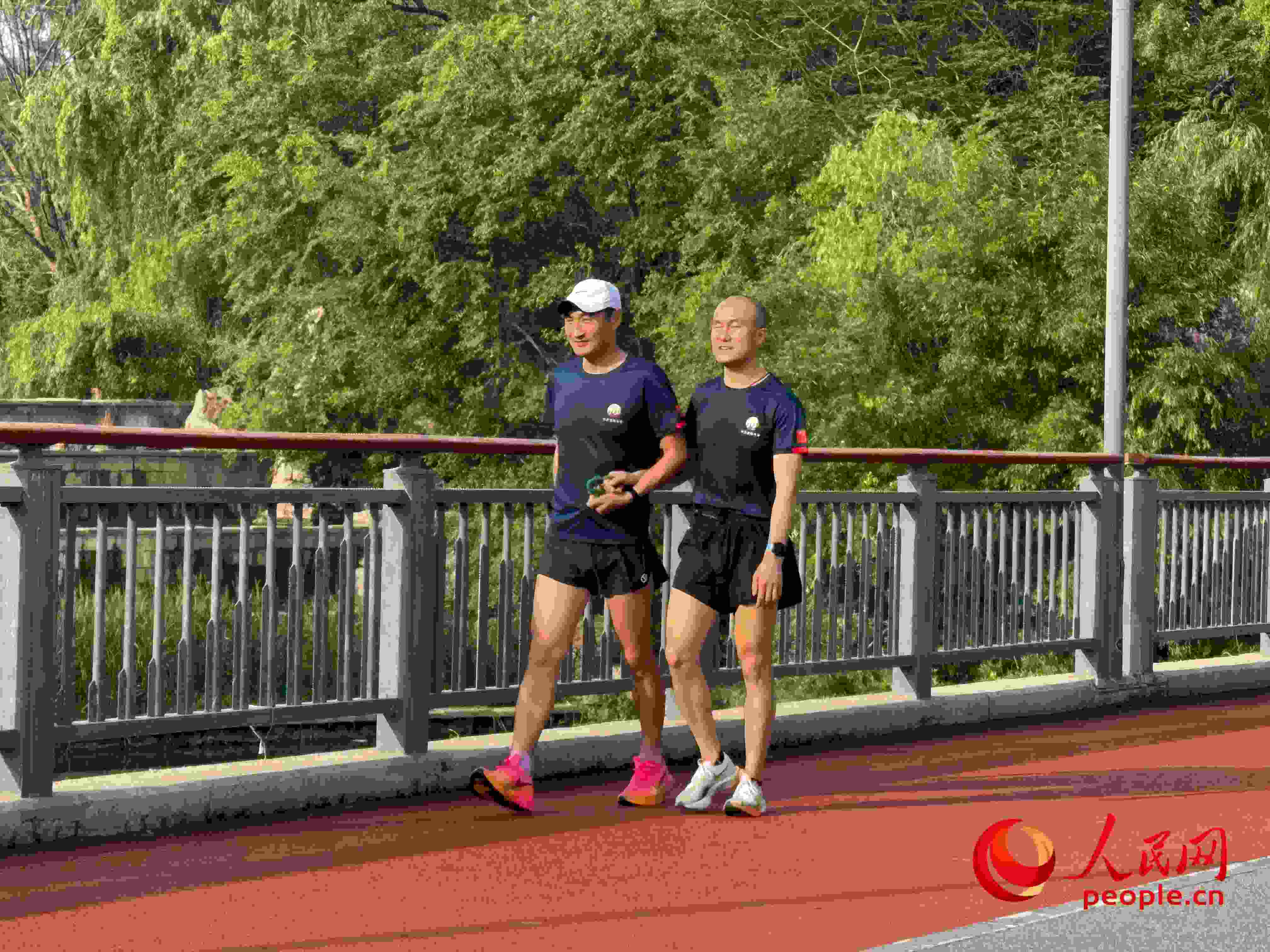李玉寶和何亞君跑步后進行調整。人民網 周靜圓攝