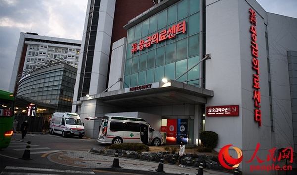 首爾大學醫(yī)院急診室外，救護車準備出發(fā)。 人民網(wǎng) 李帆攝