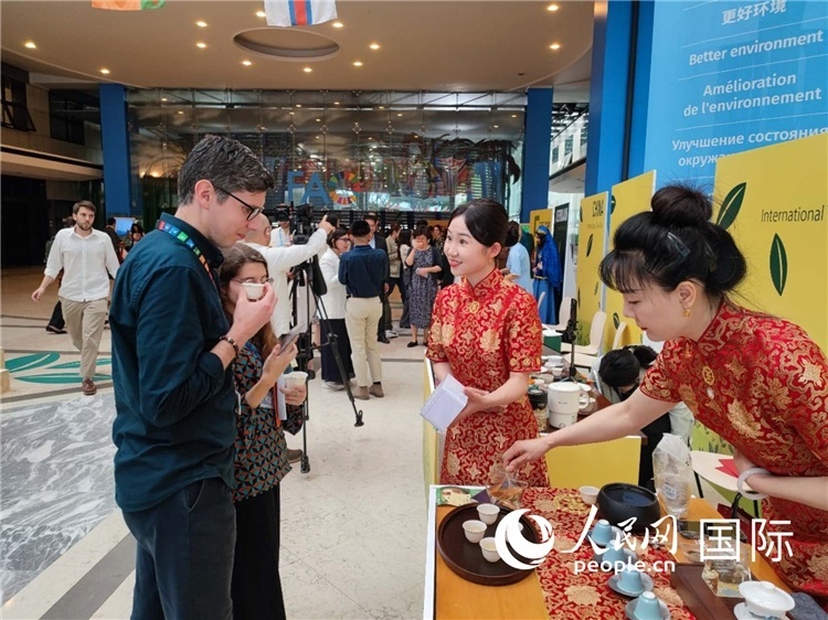 與會嘉賓在中國展臺品茶。 人民網(wǎng)記者 謝亞宏攝