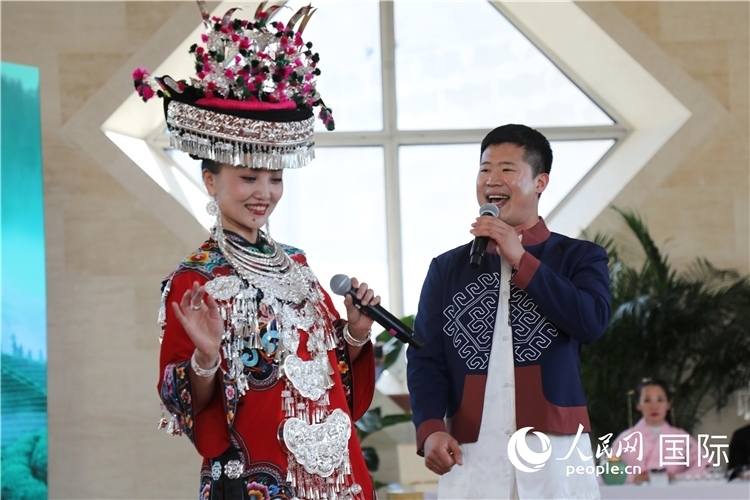 2、來自湖北的歌唱家演唱民族歌曲。 人民網記者 李志偉攝