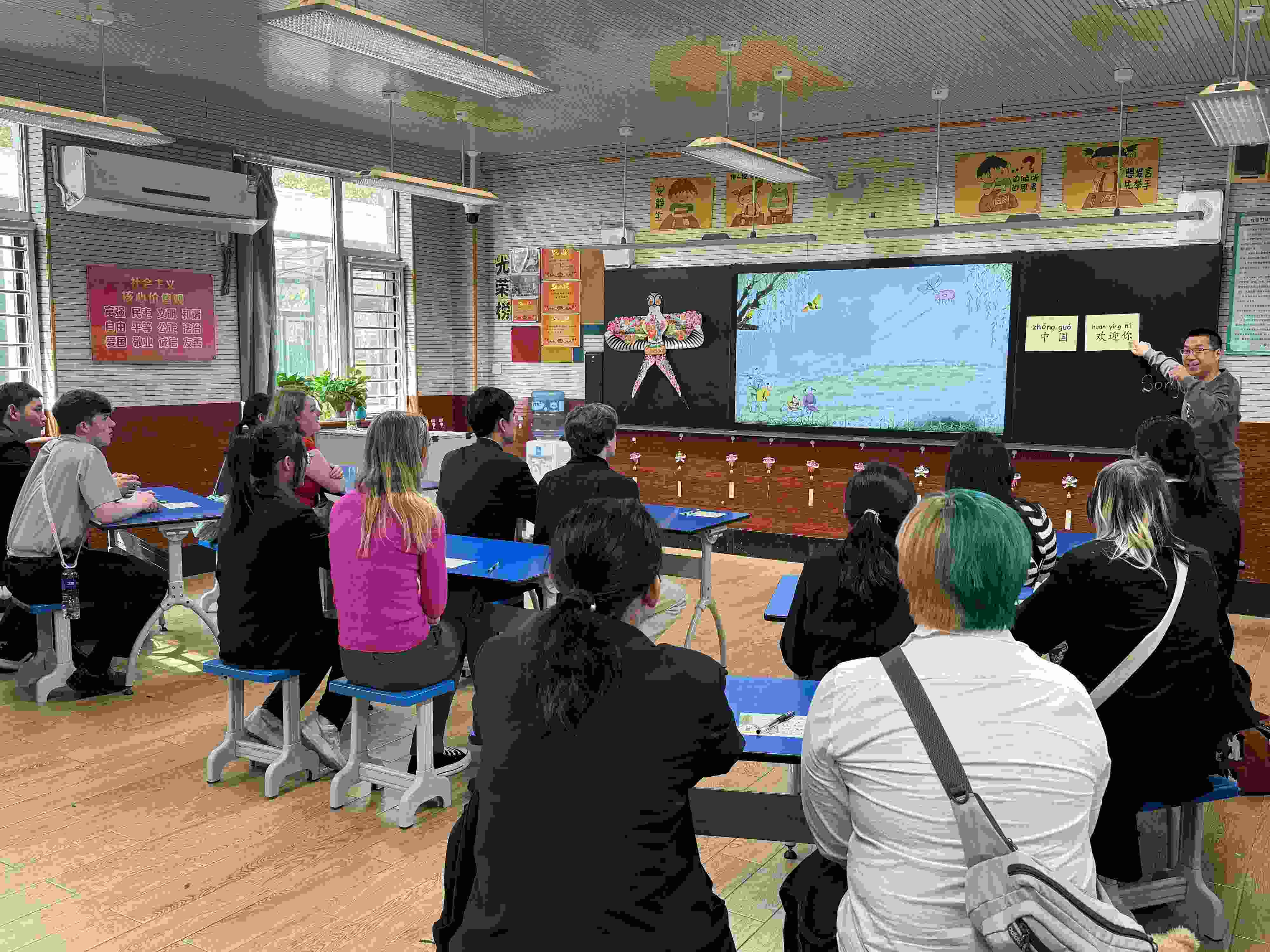 2024年4月20日，美國艾奧瓦州馬斯卡廷高中“友誼傳承”研學團來到石家莊外國語學校，中美學生同上一節(jié)中文課。