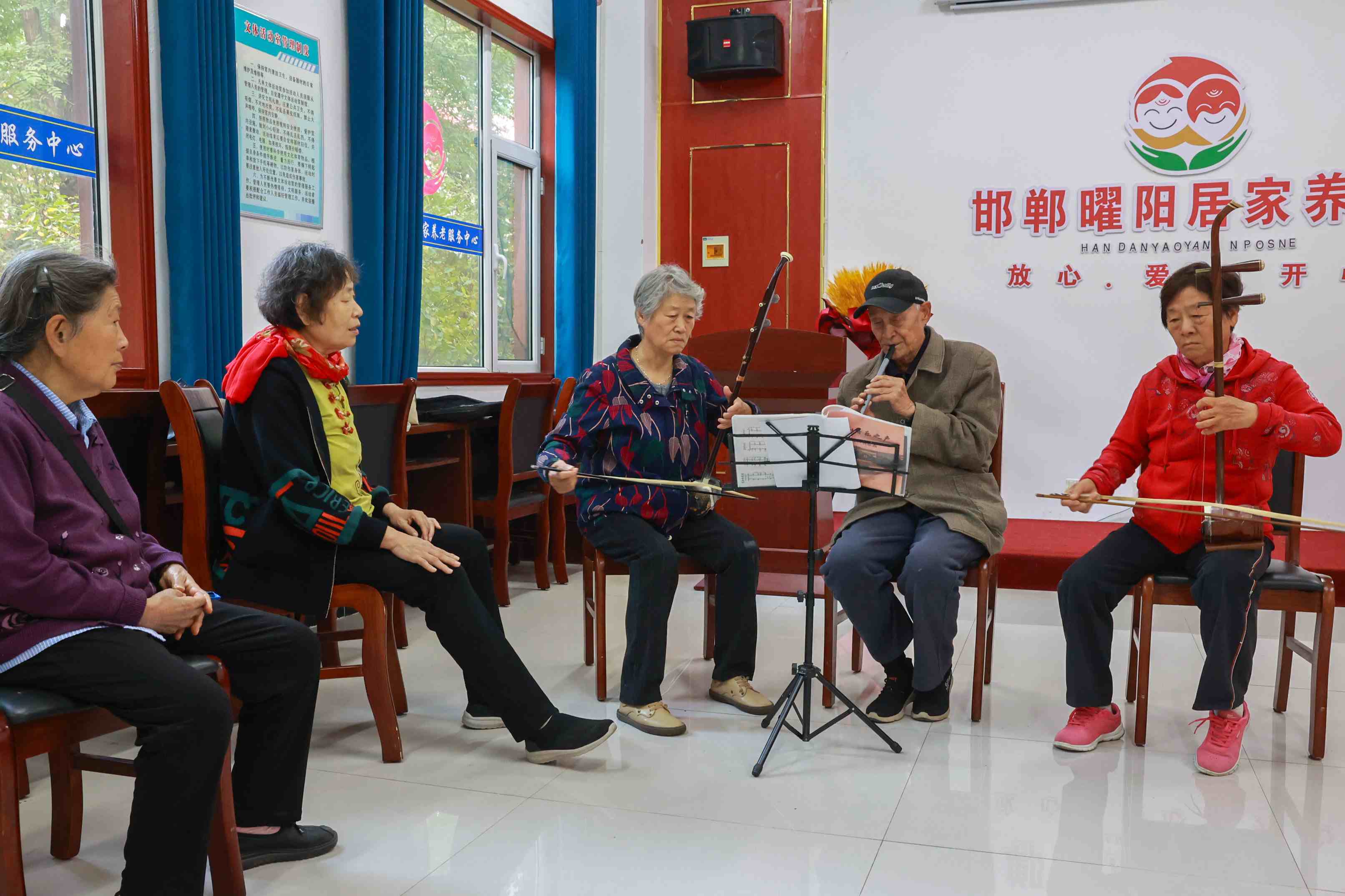 △ 近年來，在以習(xí)近平同志為核心的黨中央堅(jiān)強(qiáng)領(lǐng)導(dǎo)下，從探索建立國家基本養(yǎng)老服務(wù)清單制度，到構(gòu)建居家社區(qū)機(jī)構(gòu)相協(xié)調(diào)的“中國式”養(yǎng)老服務(wù)體系，再到理順養(yǎng)老服務(wù)監(jiān)管機(jī)制，一項(xiàng)項(xiàng)養(yǎng)老服務(wù)領(lǐng)域改革“實(shí)招”“硬招”不斷落地見效。圖為河北省邯鄲市邯山區(qū)曜陽養(yǎng)老服務(wù)中心內(nèi)，老人在學(xué)習(xí)樂器演奏。