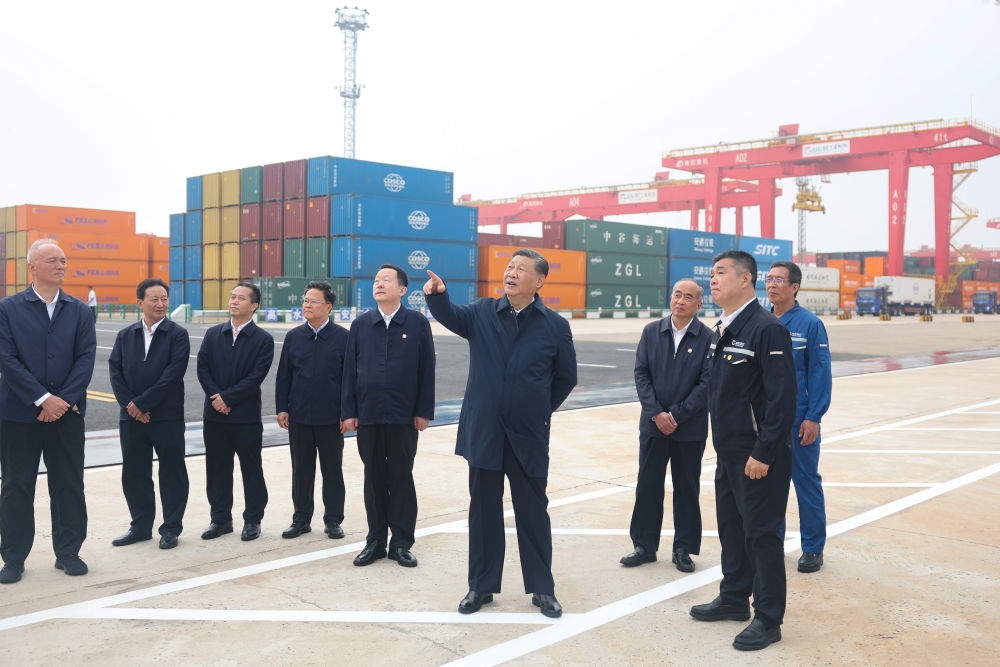 5月22日下午，習(xí)近平總書記在山東省日照市考察調(diào)研。他來到日照港，了解當?shù)赝七M港口智慧化綠色化建設(shè)、擴大對外開放等情況。