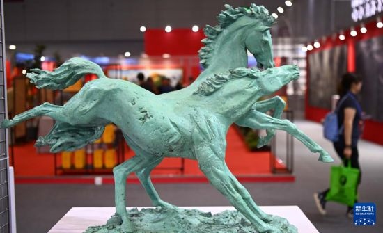 5月24日在第二十屆中國(guó)（深圳）國(guó)際文化產(chǎn)業(yè)博覽交易會(huì)俄羅斯美術(shù)協(xié)會(huì)展臺(tái)拍攝的馬雕塑作品。新華社記者 鄧華 攝
