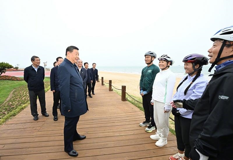 5月22日，在山東日照考察調(diào)研的習(xí)近平總書記來到陽光海岸綠道，和騎行愛好者親切交流。