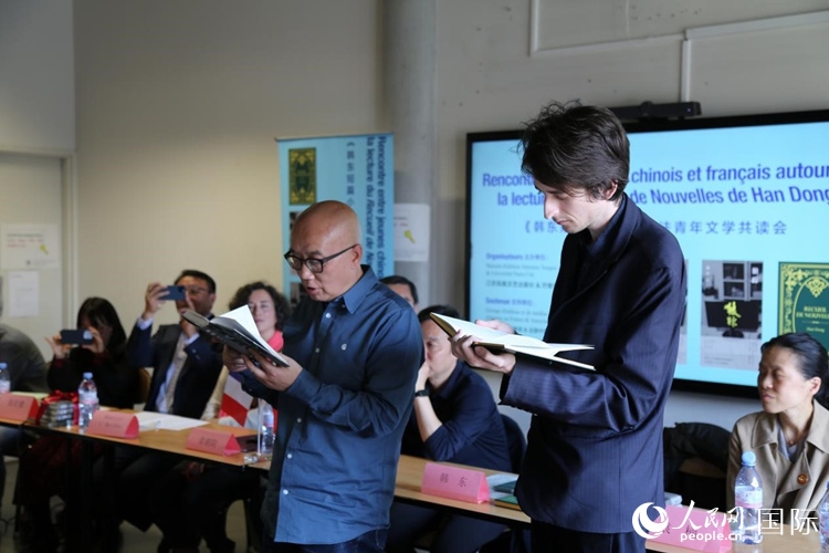 法國(guó)學(xué)子與作家韓東共讀小說(shuō)選段。人民網(wǎng)記者 于超凡攝