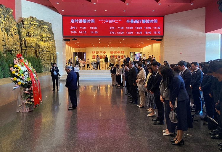 創(chuàng)價學(xué)會會長原田稔及青年代表團(tuán)向中國人民抗日戰(zhàn)爭紀(jì)念館敬獻(xiàn)花籃。中國人民抗日戰(zhàn)爭紀(jì)念館供圖