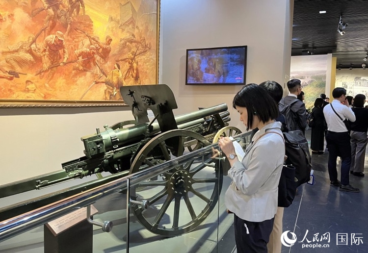 創(chuàng)價學(xué)會青年代表團(tuán)成員在中國人民抗日戰(zhàn)爭紀(jì)念館參觀。人民網(wǎng)記者 陳思攝