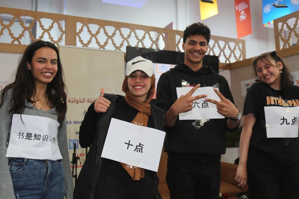 2024年4月24日，突尼斯高中生在首都突尼斯市舉辦的突尼斯國際書展上表演漢語節(jié)目。新華社發(fā)（阿代爾攝）