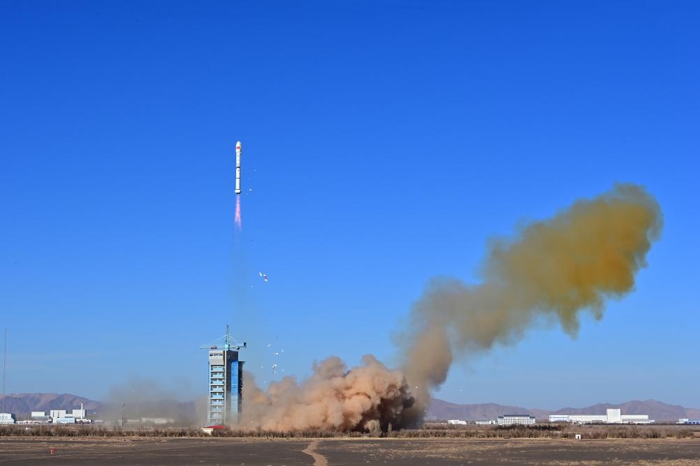 2023年12月4日，中國在酒泉衛(wèi)星發(fā)射中心使用長(zhǎng)征二號(hào)丙運(yùn)載火箭，成功將援埃及二號(hào)衛(wèi)星發(fā)射升空，衛(wèi)星順利進(jìn)入預(yù)定軌道，發(fā)射任務(wù)獲得圓滿成功。新華社發(fā)（汪江波 攝）