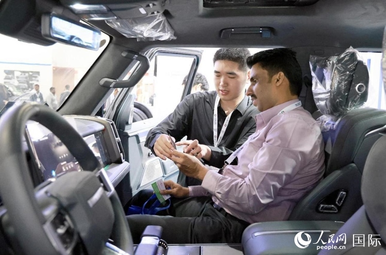 客戶在了解中國(guó)產(chǎn)汽車(chē)。人民網(wǎng)記者 管克江攝