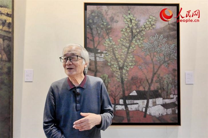 中央文史研究館書畫院院部委員、清華大學(xué)吳冠中藝術(shù)研究中心副主任王秦生正在接受人民網(wǎng)的采訪。人民網(wǎng)記者 劉微攝