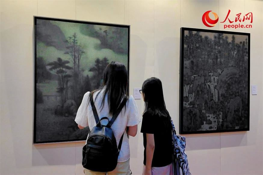 觀眾正在觀賞王秦生畫作《云山幽趣》。人民網(wǎng)記者 劉微攝