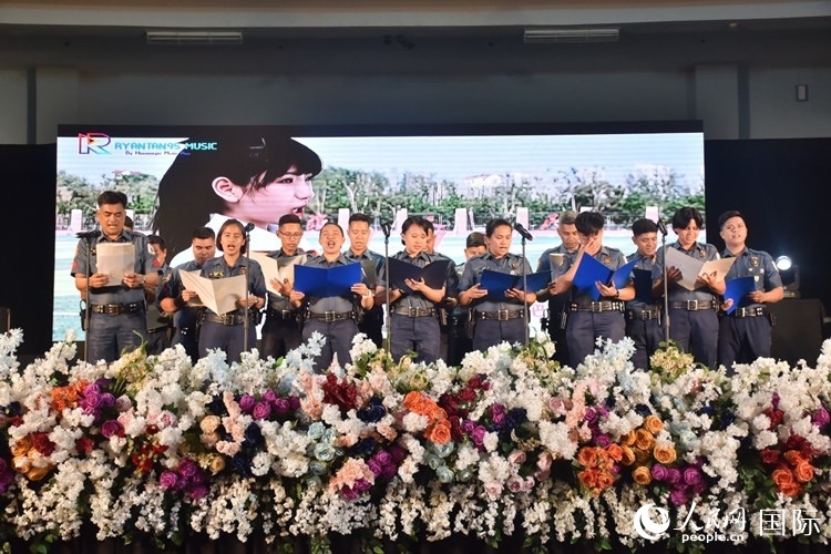 邦板牙省警察局學(xué)員在結(jié)業(yè)典禮上表演合唱。人民網(wǎng)記者 樊帆攝