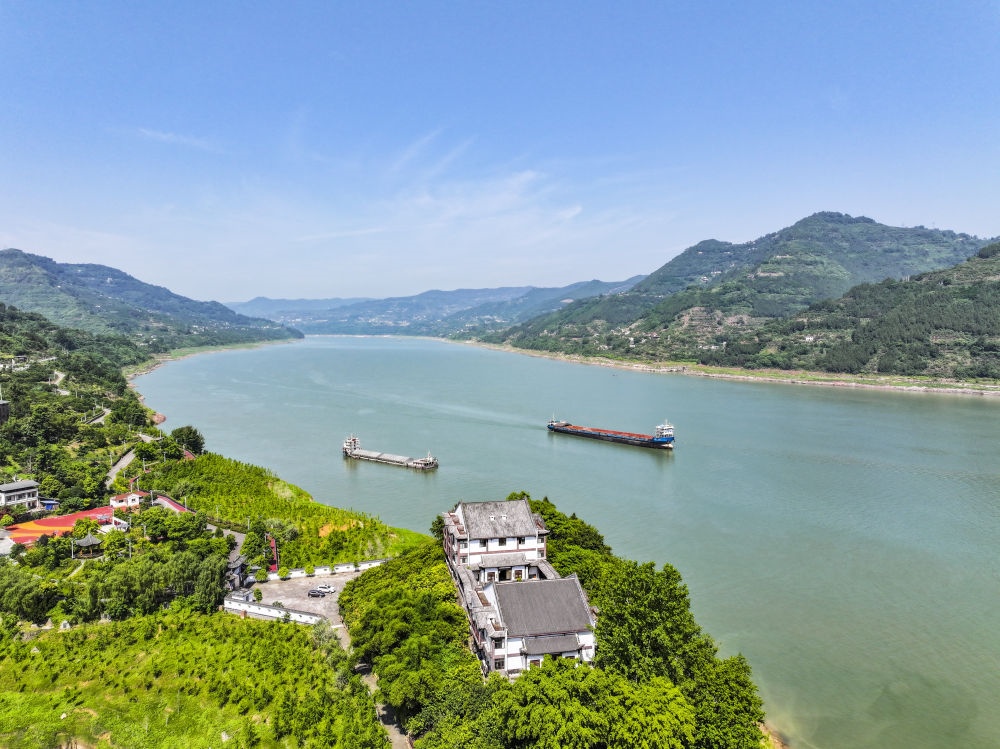 長(zhǎng)江重慶萬(wàn)州段景象（2024年5月15日攝，無(wú)人機(jī)照片）。新華社記者 王全超 攝