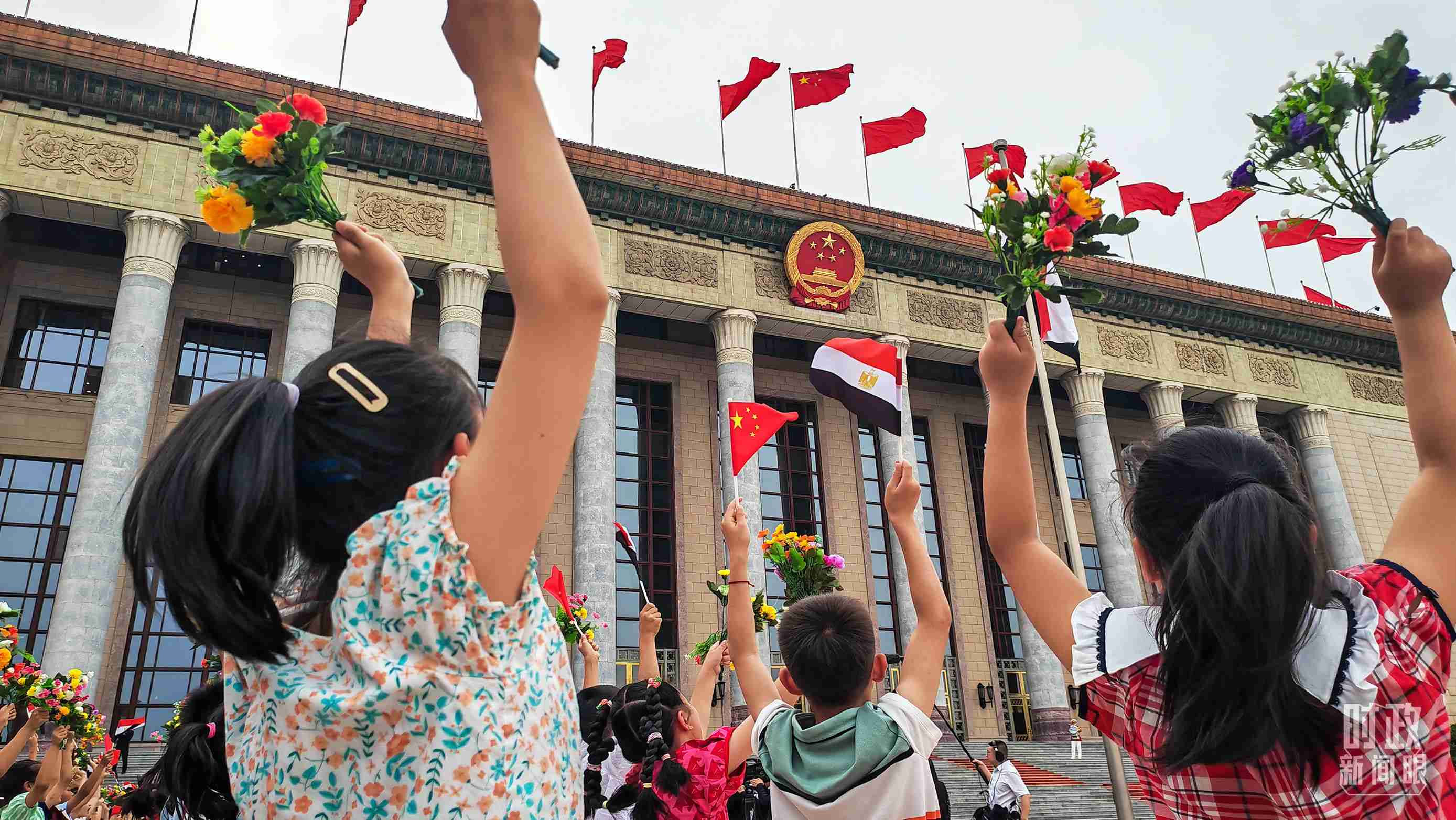 △5月29日下午，習近平主席舉行儀式歡迎埃及總統(tǒng)塞西訪華。圖為歡迎儀式現(xiàn)場的少年兒童。（總臺央視記者劉琦拍攝）