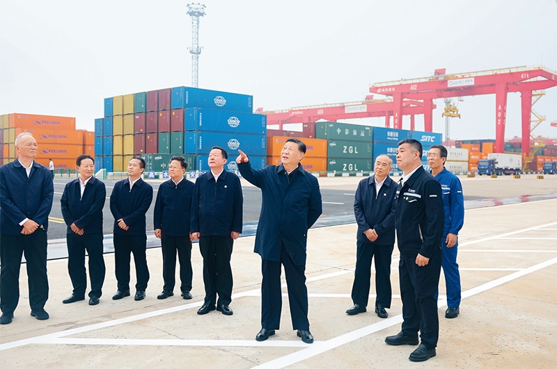 2024年5月22日至24日，中共中央總書記、國(guó)家主席、中央軍委主席習(xí)近平在山東考察。這是22日下午，習(xí)近平在日照港察看全自動(dòng)化集裝箱碼頭作業(yè)場(chǎng)景。 新華社記者 鞠鵬/攝