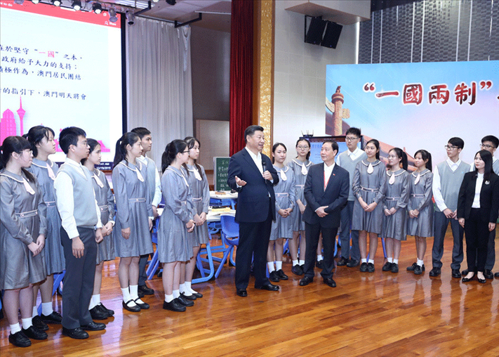 2019年12月19日，習(xí)近平總書記來到澳門濠江中學(xué)附屬英才學(xué)校，和師生親切交流。